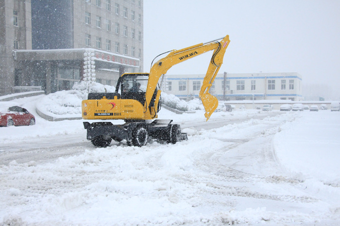 狗子28挖掘机除雪